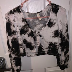 Large Black and white print top
